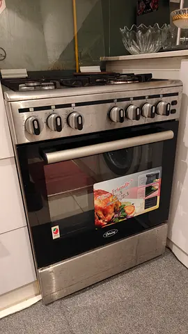 Freestanding 4-Burner Gas Cooker with Oven - Excellent Working Condition