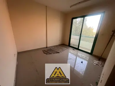 شقة مميزة للإيجار السنوي في المويهات 3 – عجمان، تتميز بمساحة كبيرة وتقسيم عملي يوفر الراحة للسكن، بالإضافة إلى بلكونتين تمنحان الشقة مساحة خارجية وإطل