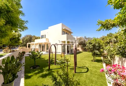 Landscaped | Vacant | Near Entrance