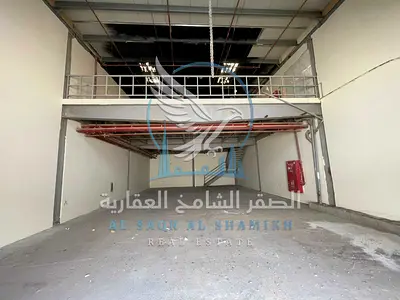مستودع للإيجار – المنطقة الصناعية 12، الشارقة مساحة المستودع: 2,500 قدم مربع سهولة وصول المركبات التجارية مساحة عملية للمستودع