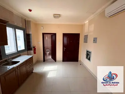 A beautiful, spacious studio in Al-Qulai'ah—large, tidy, and clean. It features an excellent, clean kitchen and a bathroom with high-end finishes. Ide