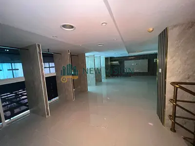 شوروم بمساحة كبيرة جدا مع ميزان، يتميز بمساحة واسعة وعملية تناسب مختلف الأنشطة التجارية، ويحتوي على حمام ومطبخ.