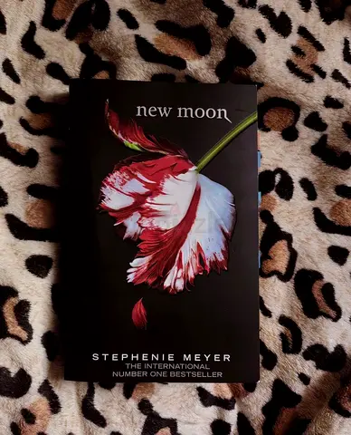 New Moon by Stephenie Meyer - Paperback