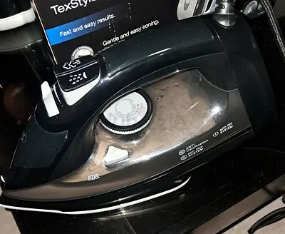 Steam Iron in Excellent Working Condition - Black
