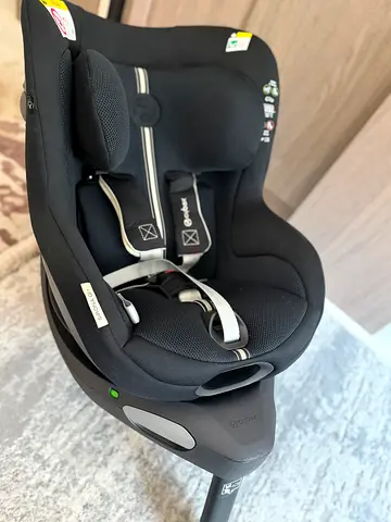 Cybex sirona g with isofix base in new condition