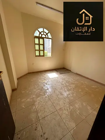 *غرفة وصالة مع بلكونة عزاب للإيجار السنوي في منطقة المجرة - 25,000 درهم*