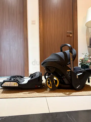 Doona infant car seat with base - very good condition