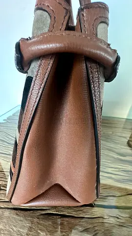 ✨ Authentic Burberry handbag in excellent condition.
Used only once or twice & very well maintained.