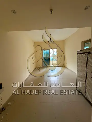 🏡 عرض خاص لفترة محدودة وبدون عمولة – غرفة وصالة واسعة مع بلكونة للإيجار السنوي في الخان بالشارقة