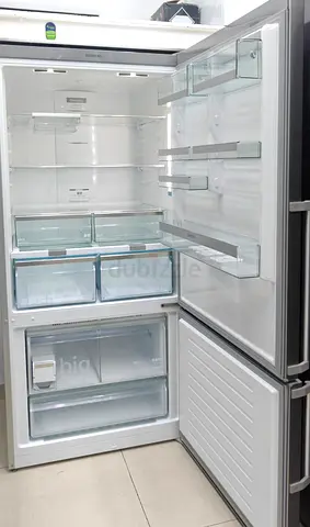 Siemens iq700 Stainless Steel Bottom-Freezer Refrigerator - Good Condition