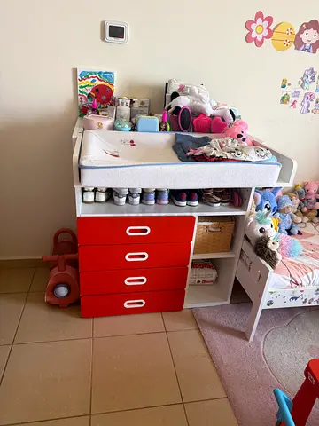 Kid crib/bed + changing table/kid desk