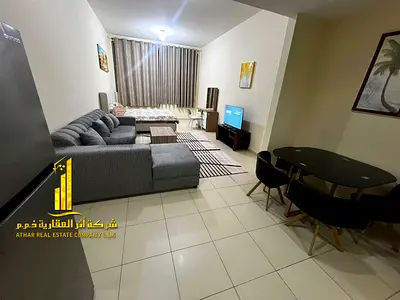 استوديو فخم مفروش مع مطبخ شبه منفصل وإطلالة مفتوحة للإيجار الشهري! شامل الفواتير والإنترنت، مع باركينج خاص مجاناً. موقع ممتاز بعجمان ون تاورز
