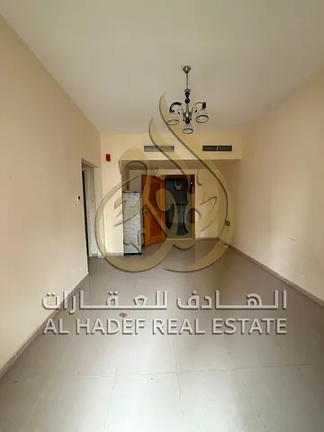 فرصة مميزة للسكن في منطقة الخان داخل شقة غرفة وصالة بمساحة ممتازة، مع بلكونة وموقع استراتيجي على شارع الخان، بالقرب من المطاعم والخدمات والمرافق اليوم
