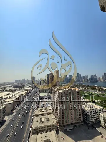 متاح الآن في المجاز 2: شقة واسعة 3 غرف وصالة مع بلكونة، غرفة استور كبيرة، طابق مرتفع وإطلالة مميزة، باركينج وصيانة مجانية. الدفع 4 أو 6 دفعات.