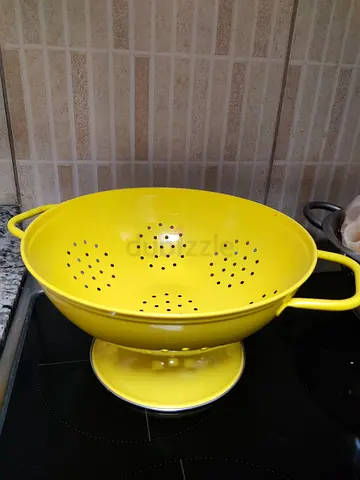 Yellow metal colander/strainer with handles - good condition