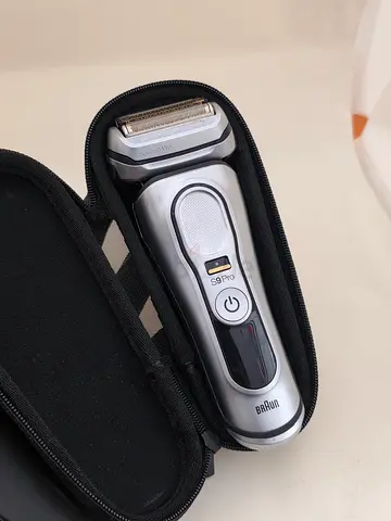Braun electric shaver in travel case - good working condition