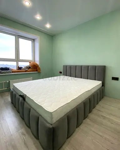 Queen Size Bed | Chic Buttoned Headboard | Elegant Bedroom Style