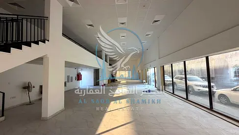حوطة وصالة عرض 14,000 قدم للإيجار في الصناعية 4 | أول استخدام | شارع رئيسي | إنترلوك ودفاع مدني