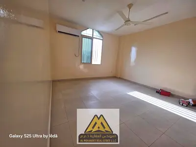 للايجار السنوي غرفتين وصالة مساحة كبيرة جدًا الروضه 3 عجمان الطابق الأول وتكييف سبليت شقة غرفتين وصالة بمساحة واسعة جدًا في الروضة 3 عجمان، بالطابق ال