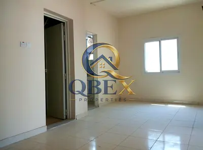 شقة واسعة (غرفة نوم وصالة) للإيجار تتميز بتصميم داخلي عصري، ومساحة معيشة مريحة، وتوزيع عملي للمساحات، ووسائل راحة مريحة.