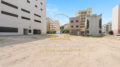 أرض للإيجار في القليعة 10,000 قدم مربع مناسبة كموقف للسيارات 100,000 درهم