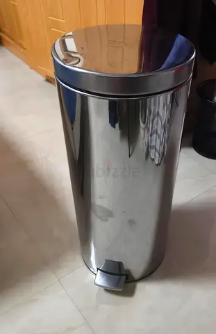Stainless steel pedal bin
