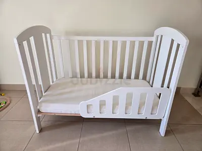 Micuna White Wooden Baby Crib / Toddler Bed (Convertible) with mattress - Good Condition