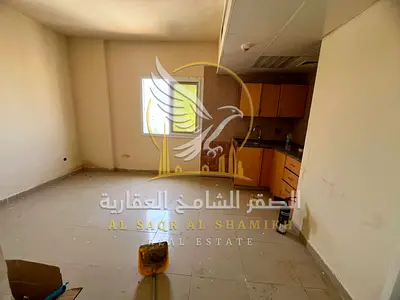 استوديو عائلي للإيجار بالقليعة الشارقة مساحة واسعة وتكييف وغاز مركزي جاهز للسكن