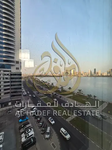 للإيجار السنوي في المجاز 3 الشارقة، شقة فاخرة 4 غرف و2 صالة وغرفة خادمة ماستر، إطلالة بحرية من جميع الغرف، بلكونتان، جيم ومسبح وساونا وجاكوزي