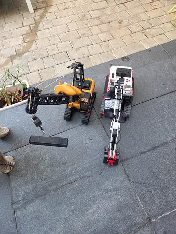 2 HUINA RC construction vehicles (crane and excavator)