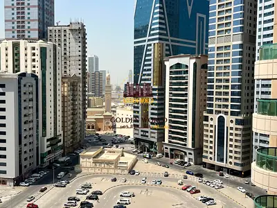 غرفتين وصالة في المجاز 2، بلكونة وإطلالة مفتوحة، 2 حمام، مساحة مريحة، سكن عائلات، ممنوع الحيوانات. السعر 34,999 درهم سنوياً.