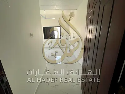 أول ساكن بعد التجديد – أجمل وأنسب سعر استوديو في المجرّة بجوار الكورنيش، مع مطبخ جانبي ونوافذ بإطلالة مفتوحة .