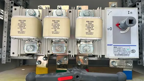 Three-phase high current fuse block assembly with isolator switch