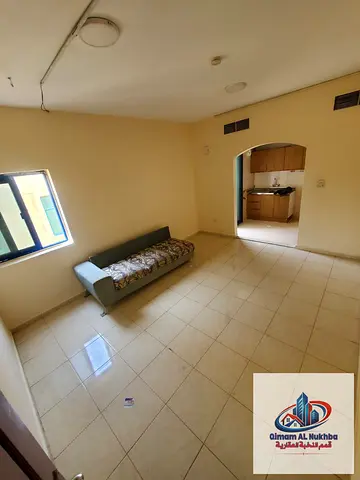 اجمل مساحه استديو المجره امام الحديقه بلقرب من الكونيش واللولو ماركت مطبخ منفصل ومرتب حمام كبير تشطيب لوكس تكييف غاز مركزي كل الخدمات من حولك