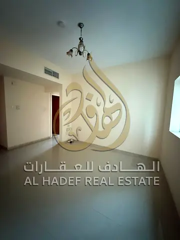 فرصة رائعة للسكن في منطقة الخان داخل شقة غرفة وصالة بمساحة ممتازة، وموقع استراتيجي على شارع الخان بجوار مطعم الطربوش السوري، وقريبة من جميع الخدمات و