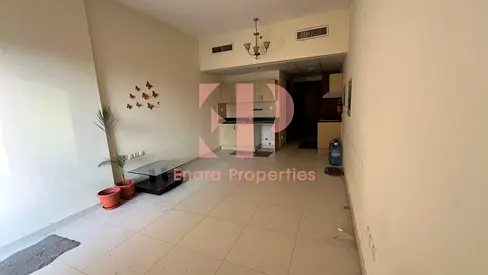 Large Studio | VACANT | Prime Location