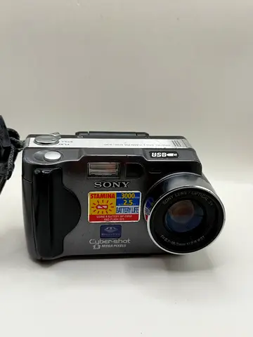 vintage Sony Cyber-shot DSC-S30 digital camera only need battery
