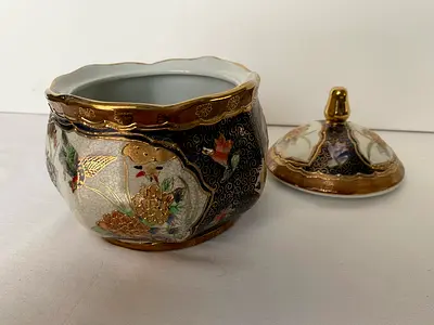 Vintage Hand-Painted Satsuma-Style Porcelain Bowl with Lid, Size 14x16 cm