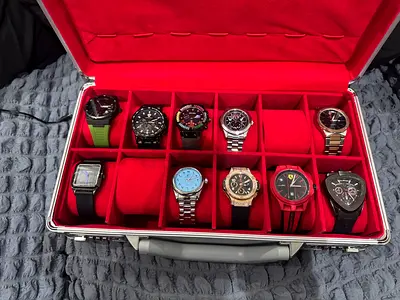 هذه حقيبة تنظيم وحفظ الساعات (Watch Briefcase / Watch Travel Case)،