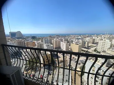 غرفة وصالة للإيجار السنوي في القليعة الشارقة | بلكونة | تكييف سبليت | موقع مميز