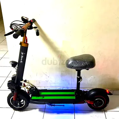 Electric Scooter with Seat, Dual Motor and Suspension - Good Condition
