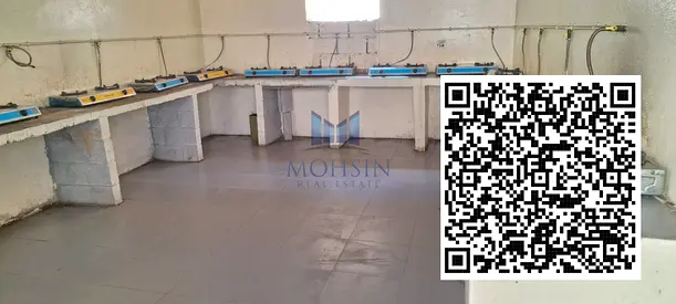 سكن عمال نظيف وواسع في منطقة الصجعة بالشارقة، مجهز بالكامل بأنظمة التكييف ومزود بخدمات الكهرباء والصرف الصحي، ومناسب لإقامة 6 إلى 8 أشخاص؛ جاهز للسكن