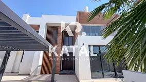 End Villa| Stunning 5BR Villa| Landscaped Garden