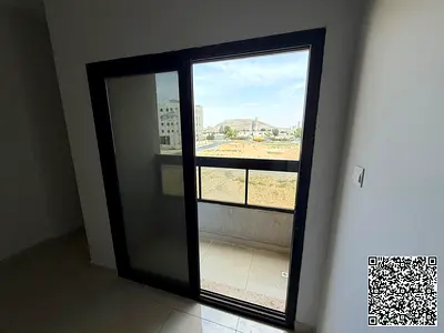 للإيجار شقة مميزة في منطقة الجرف 3 بعجمان، تتكون من غرفتين وصالة وحمامين وبلكونة، وتتميز بمساحات واسعة وتصميم عملي يوفر الراحة والخصوصية للسكان. الشقة