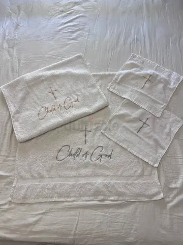 Acrylic box, Cake topper, Linen top, Set of 4 White Embroidered Bath Towels (Good Condition)