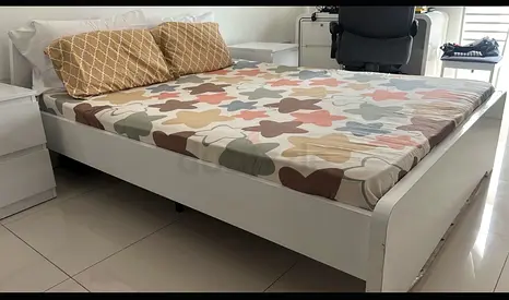Queen size bed with mattress homebox