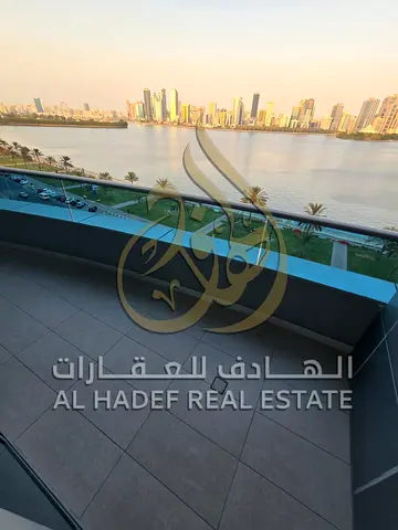 حيث يلتقي الرقي بالفخامة المطلقة والإطلالات البحرية الساحرة في قلب المجاز 3؛ نقدم لك قصرك المعلق المكون من 4 غرف وصالتين مع غرفة خادمة ماستر