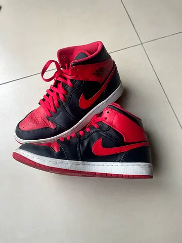 Used Unisex Nike Air Jordan 1 High - Black/Red, Size 42 (EU)
