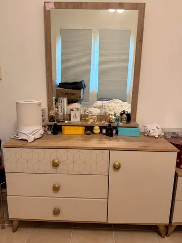 Modern Dressing Table with Large Mirror & Storage – Like New