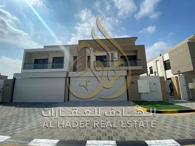 منطقة الحوشي؛ نقدم لك فيلا مودرن فاخرة بمساحة 6000 قدم مربعة موزعة على طابقين، مصممة خصيصاً لمن يبحث عن الفخامة الحقيقية والمساحات الرحبة والخصوصية ال
